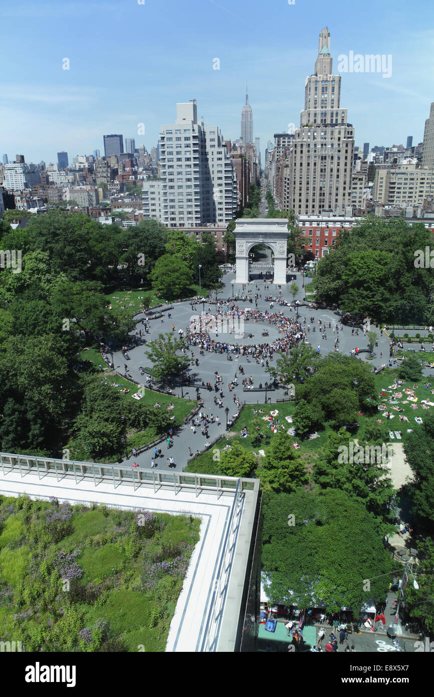 Blick über Washington Square Park, 5th Avenue in New York City mit einem grünen Dach auf einem NYU-Gebäude Stockfoto