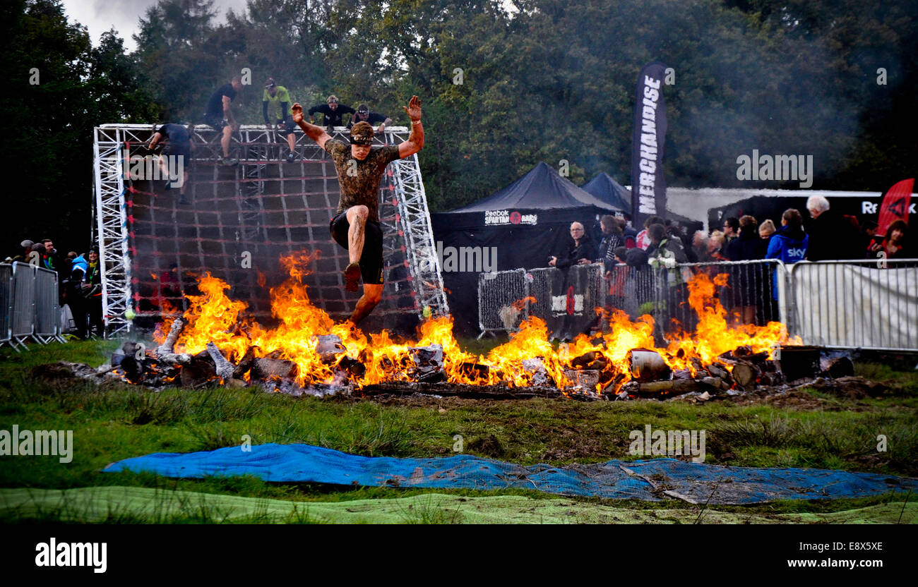 Teilnehmer-Kampf gegen die Elemente in 2014 Spartan Race "Beast" Stockfoto Teilnehmer-Kampf gegen die Elemente in 2014 Spartan Race "Beast" Stockfoto