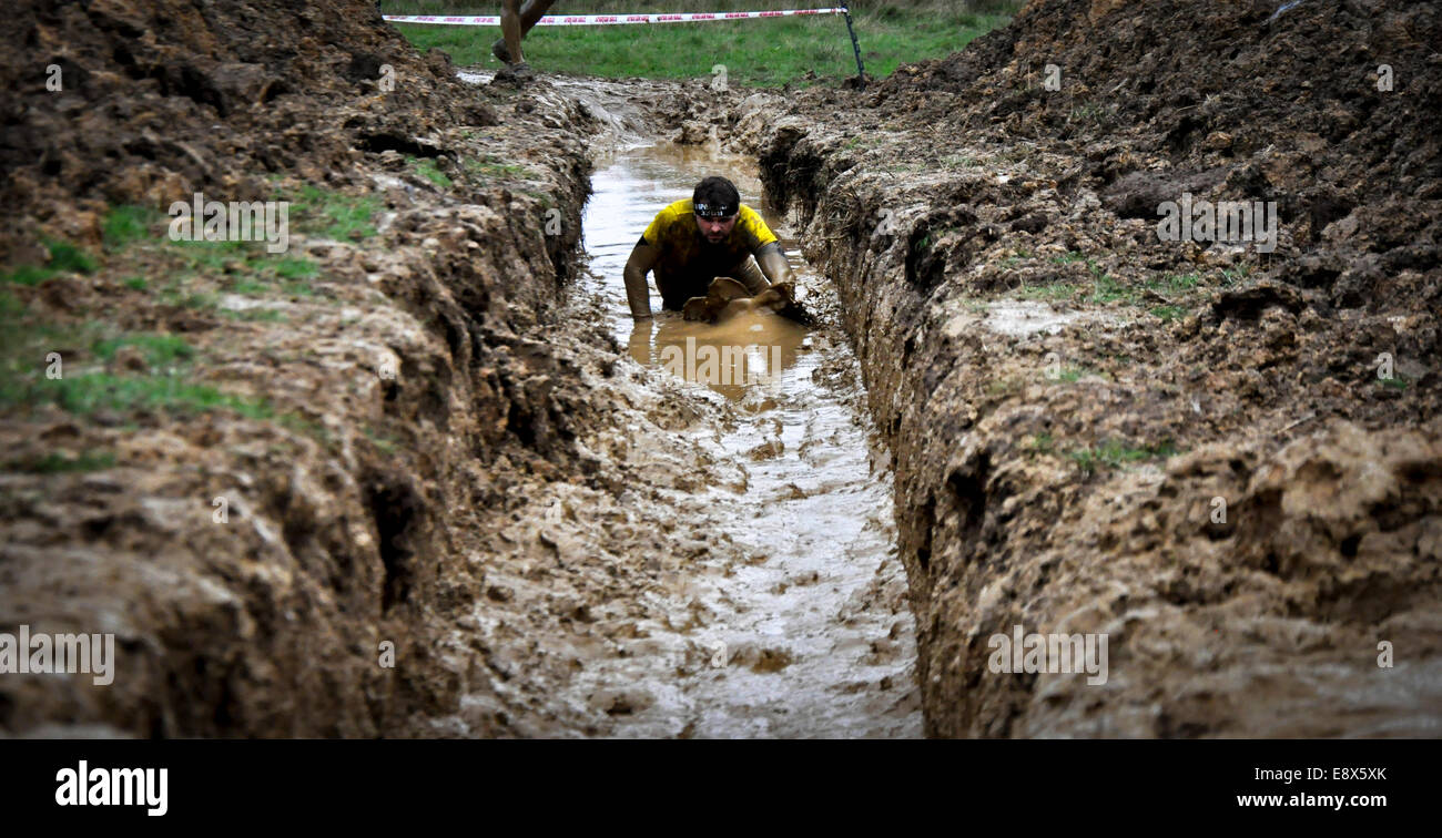 Teilnehmer-Kampf gegen die Elemente in 2014 Spartan Race "Beast" Stockfoto