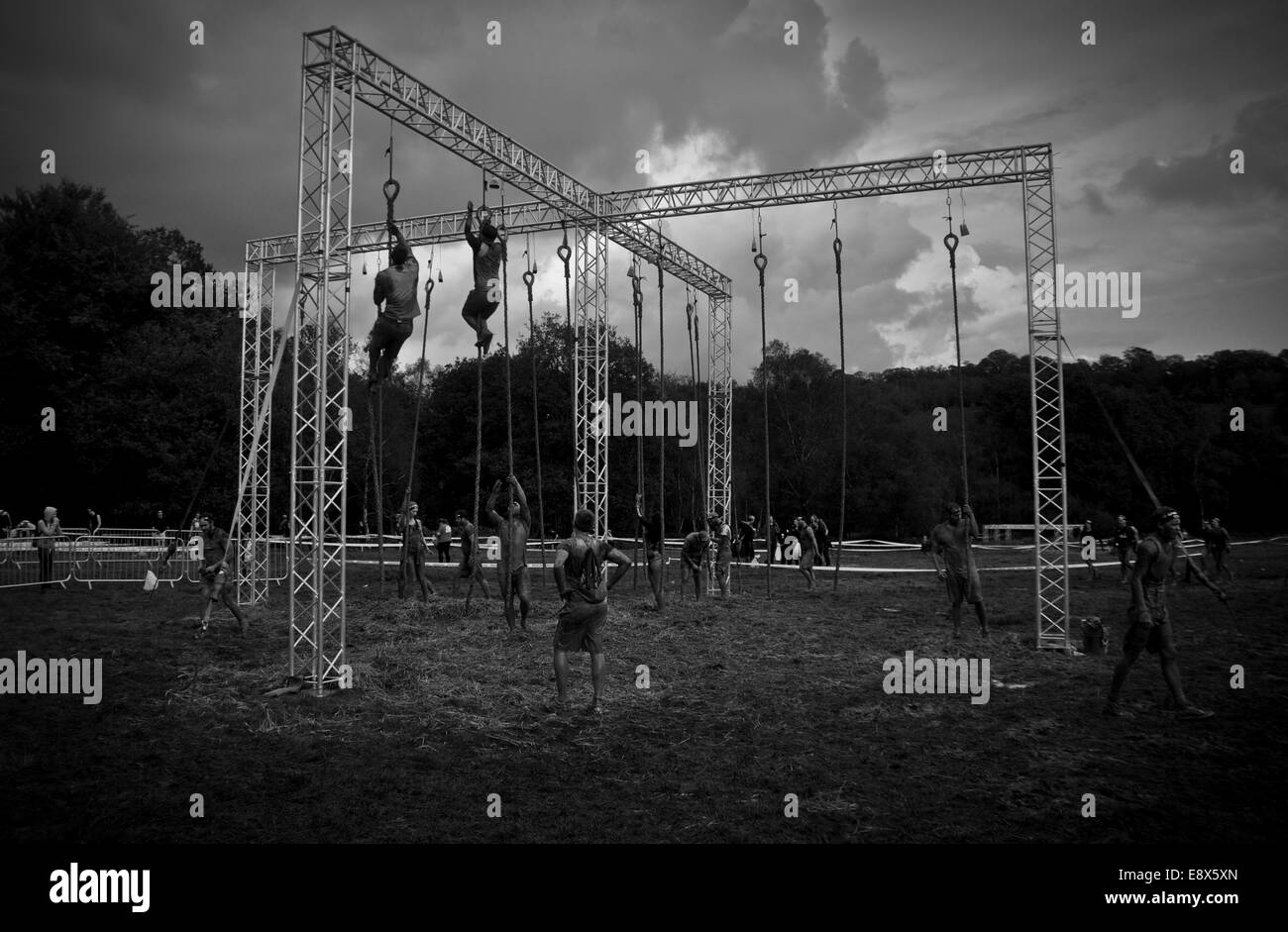 Teilnehmer-Kampf gegen die Elemente in 2014 Spartan Race "Beast" Stockfoto Teilnehmer-Kampf gegen die Elemente in 2014 Spartan Race "Beast" Stockfoto