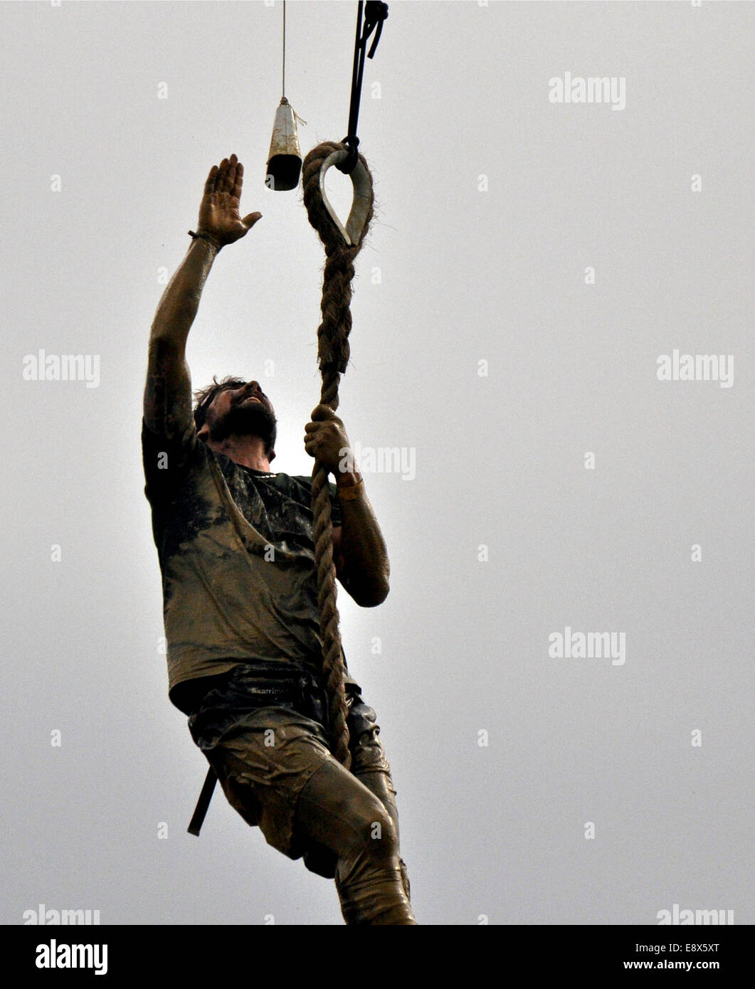 Teilnehmer-Kampf gegen die Elemente in 2014 Spartan Race "Beast" Stockfoto Teilnehmer-Kampf gegen die Elemente in 2014 Spartan Race "Beast" Stockfoto