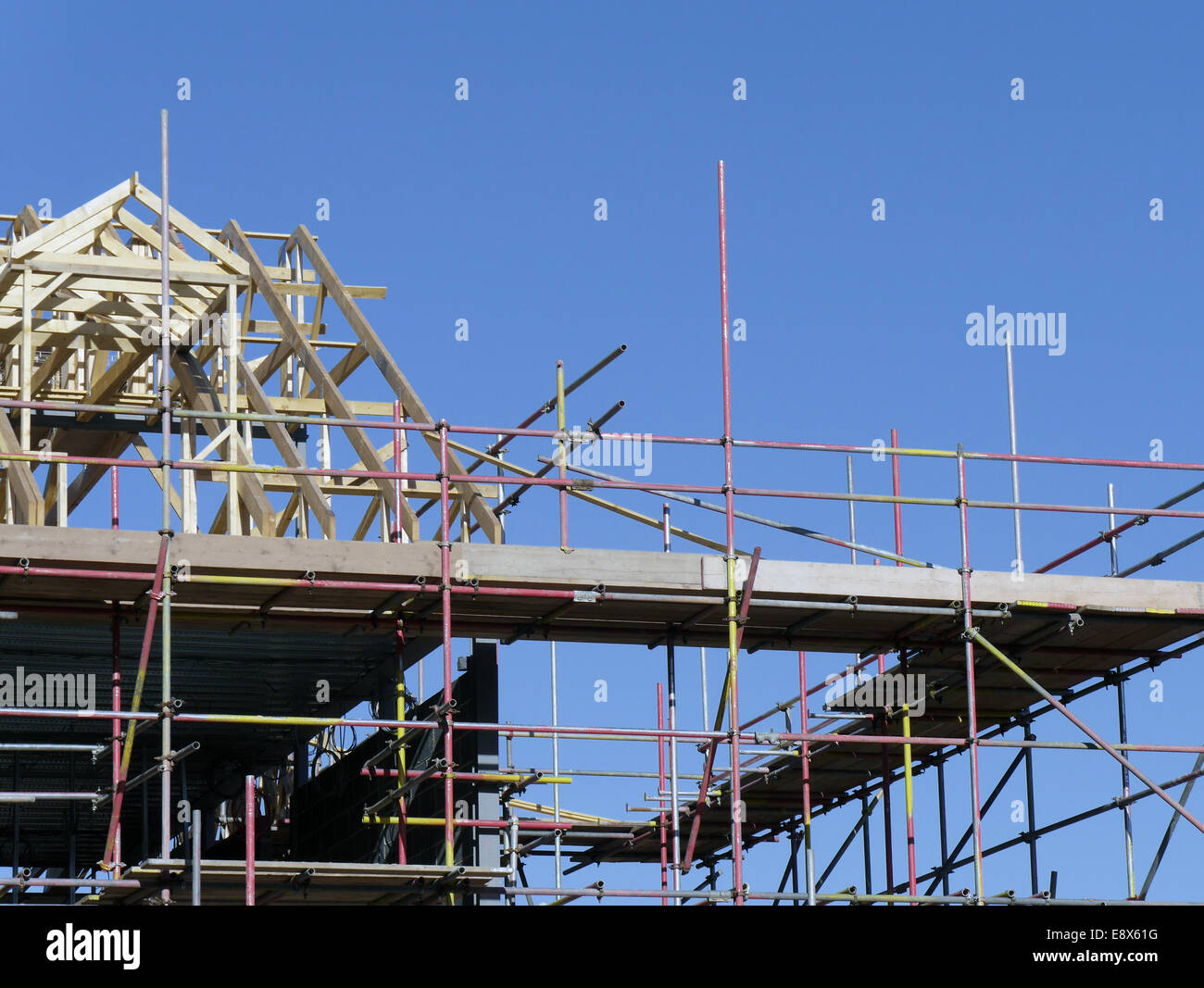 Neubau unter Bau zeigt Dachrahmen und Gerüste Stockfoto