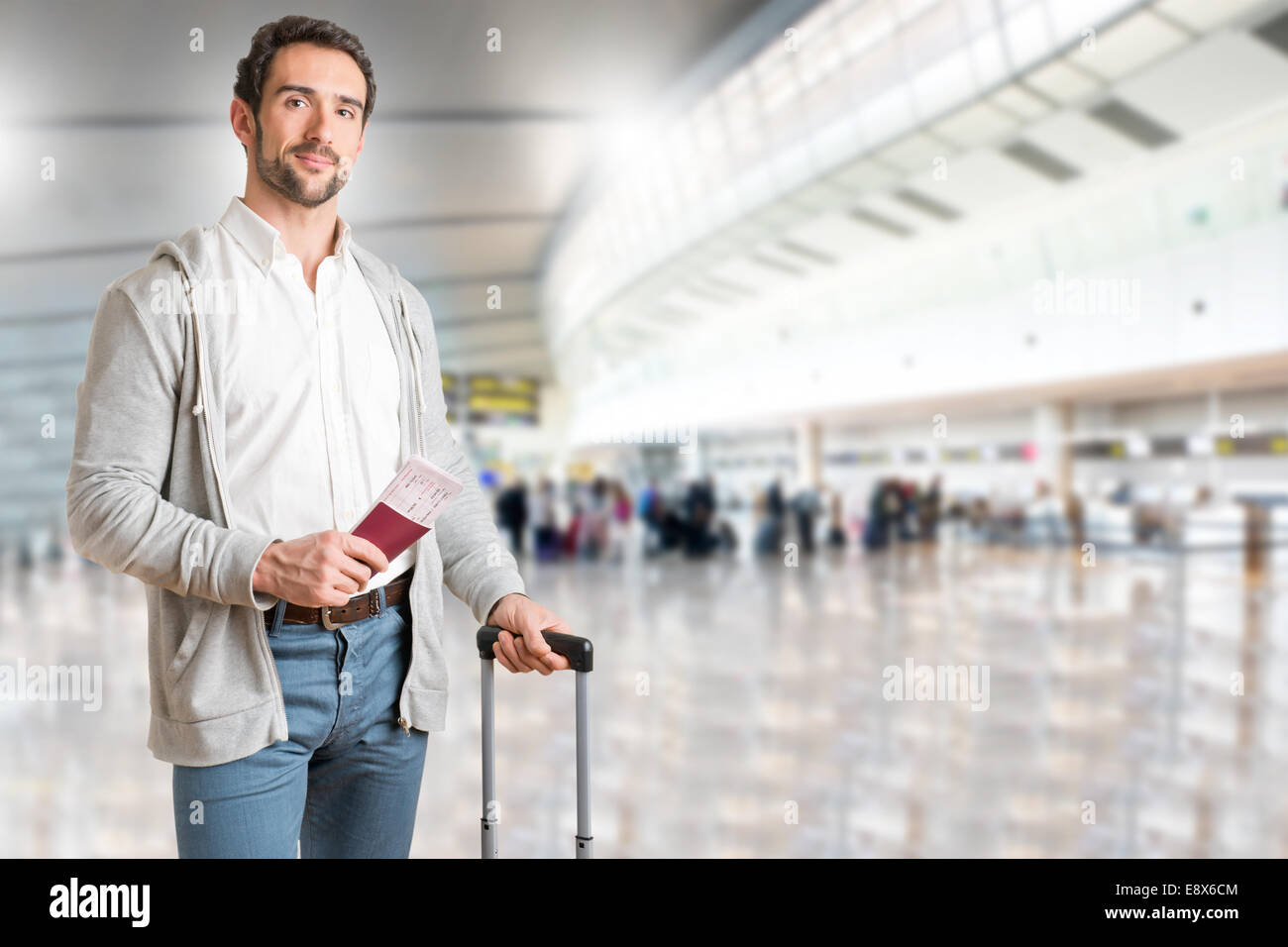 Man wartet auf einem Flughafen mit Tickets, in einem Flughafen Stockfoto