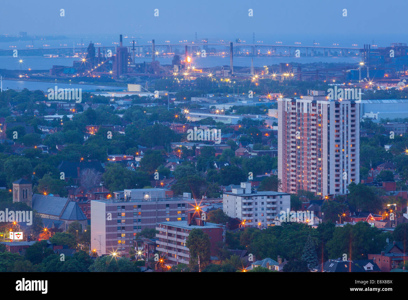 Ein Blick auf das Werk Ingersoll Bodenbearbeitung Group und Burlington Skyway in der Ferne. Hamilton, Ontario, Kanada. Stockfoto