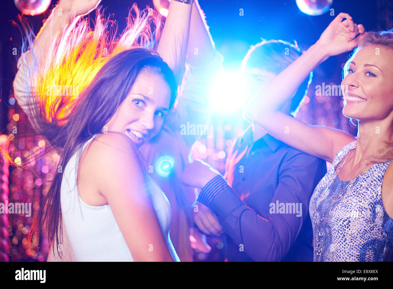 Energische junge Leute tanzen im Nachtclub Stockfoto