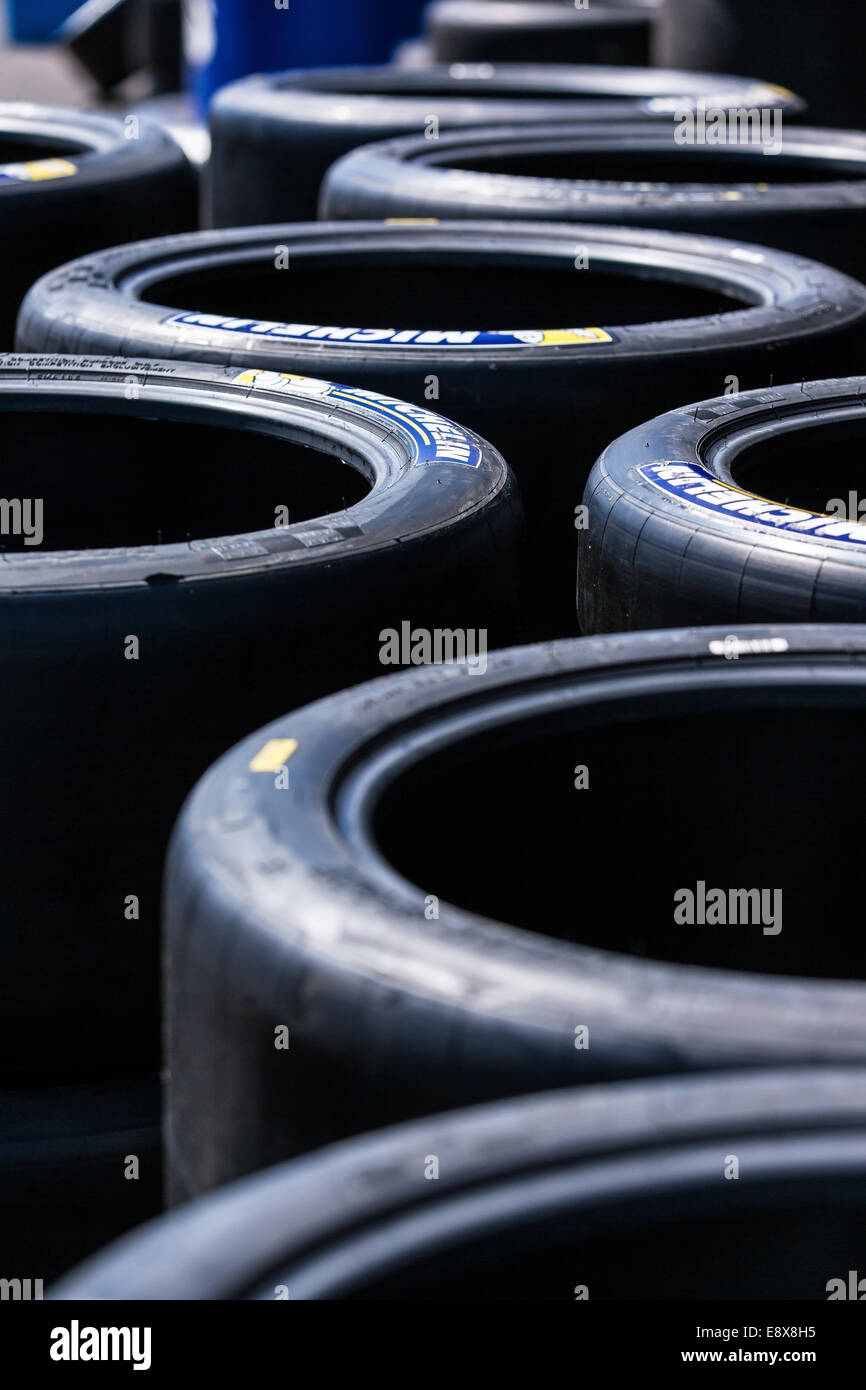 Eine Sammlung von Rennsport-Reifen, die darauf warten, für den Rennsport verwendet werden Stockfoto