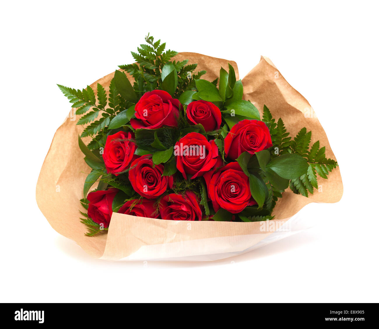 Strauß roter Rosen im Blumengeschäft Umhüllung isoliert auf weiss Stockfoto