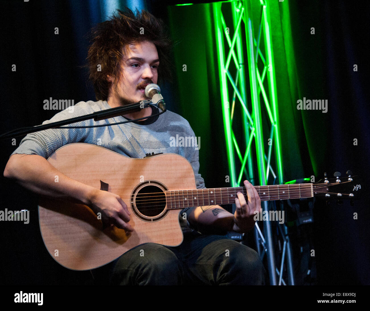 Bala Cynwyd, Pennsylvania, USA. 15. Oktober 2014. Clemens Rehbein der deutschen Pop-Rock-Duo Milky Chance führt auf Radio 104,5 Performance Theater am 15. Oktober 2014 in Bala Cynwyd, Pennsylvania, USA. Bildnachweis: Paul Froggatt/Alamy Live-Nachrichten Stockfoto