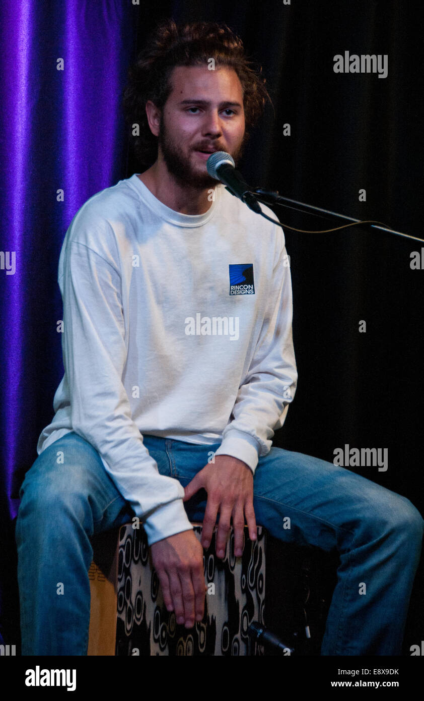 Bala Cynwyd, Pennsylvania, USA. 15. Oktober 2014. Philipp Dausch der deutschen Pop-Rock-Duo Milky Chance führt auf Radio 104,5 Performance Theater am 15. Oktober 2014 in Bala Cynwyd, Pennsylvania, USA. Bildnachweis: Paul Froggatt/Alamy Live-Nachrichten Stockfoto