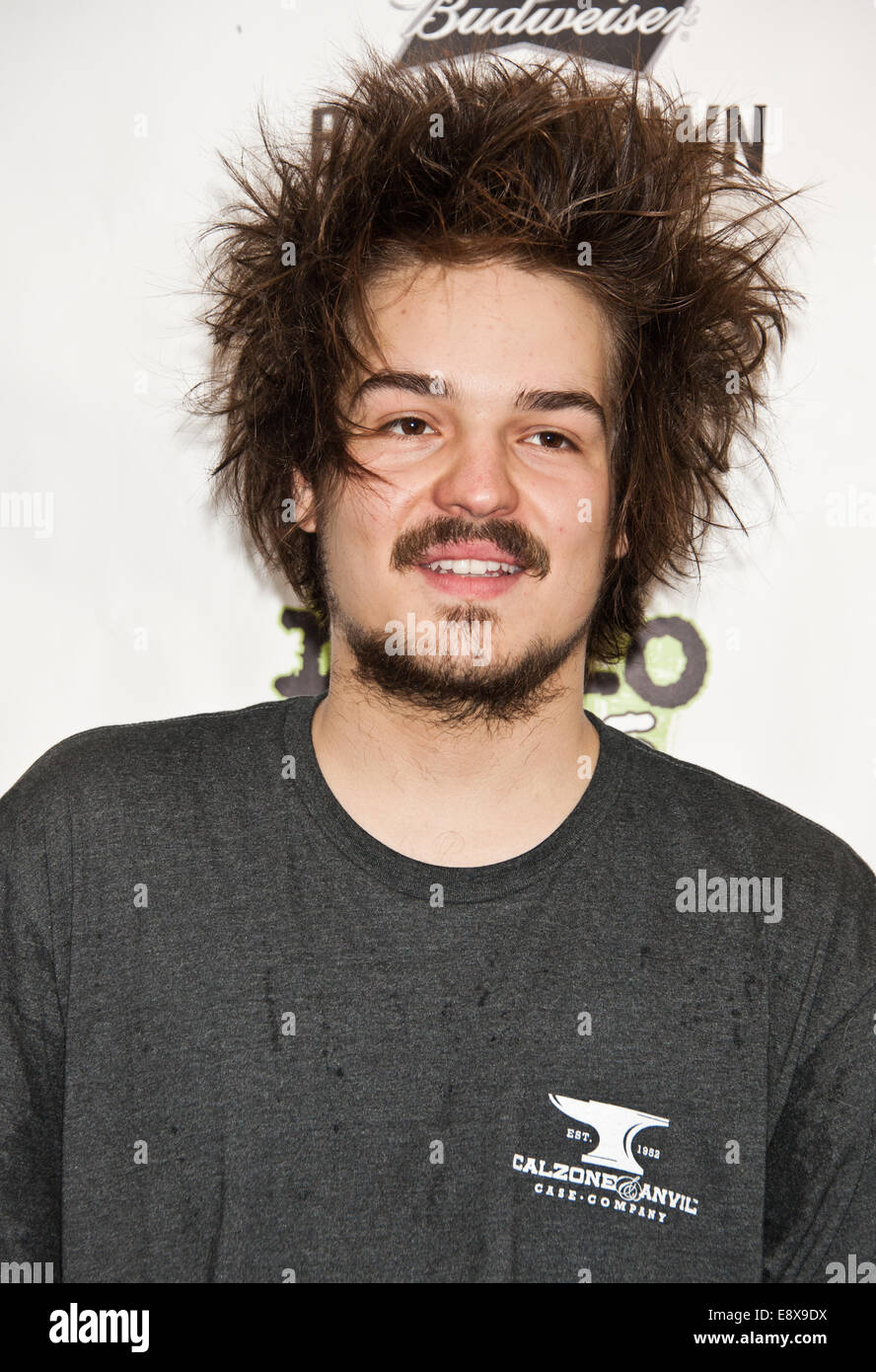 Bala Cynwyd, Pennsylvania, USA. 15. Oktober 2014. Clemens Rehbein der deutschen Pop-Rock-Duo Milky Chance stellt bei Radio 104,5 Performance Theater am 15. Oktober 2014 in Bala Cynwyd, Pennsylvania, USA. Bildnachweis: Paul Froggatt/Alamy Live-Nachrichten Stockfoto