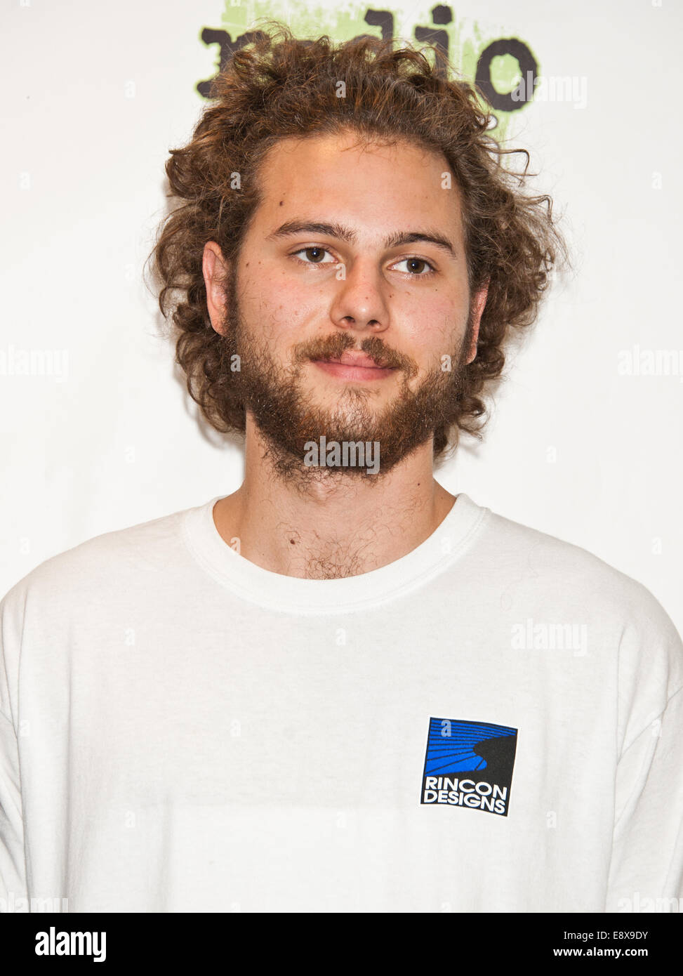Bala Cynwyd, Pennsylvania, USA. 15. Oktober 2014. Philipp Dausch der deutschen Pop-Rock-Duo Milky Chance stellt bei Radio 104,5 Performance Theater am 15. Oktober 2014 in Bala Cynwyd, Pennsylvania, USA. Bildnachweis: Paul Froggatt/Alamy Live-Nachrichten Stockfoto