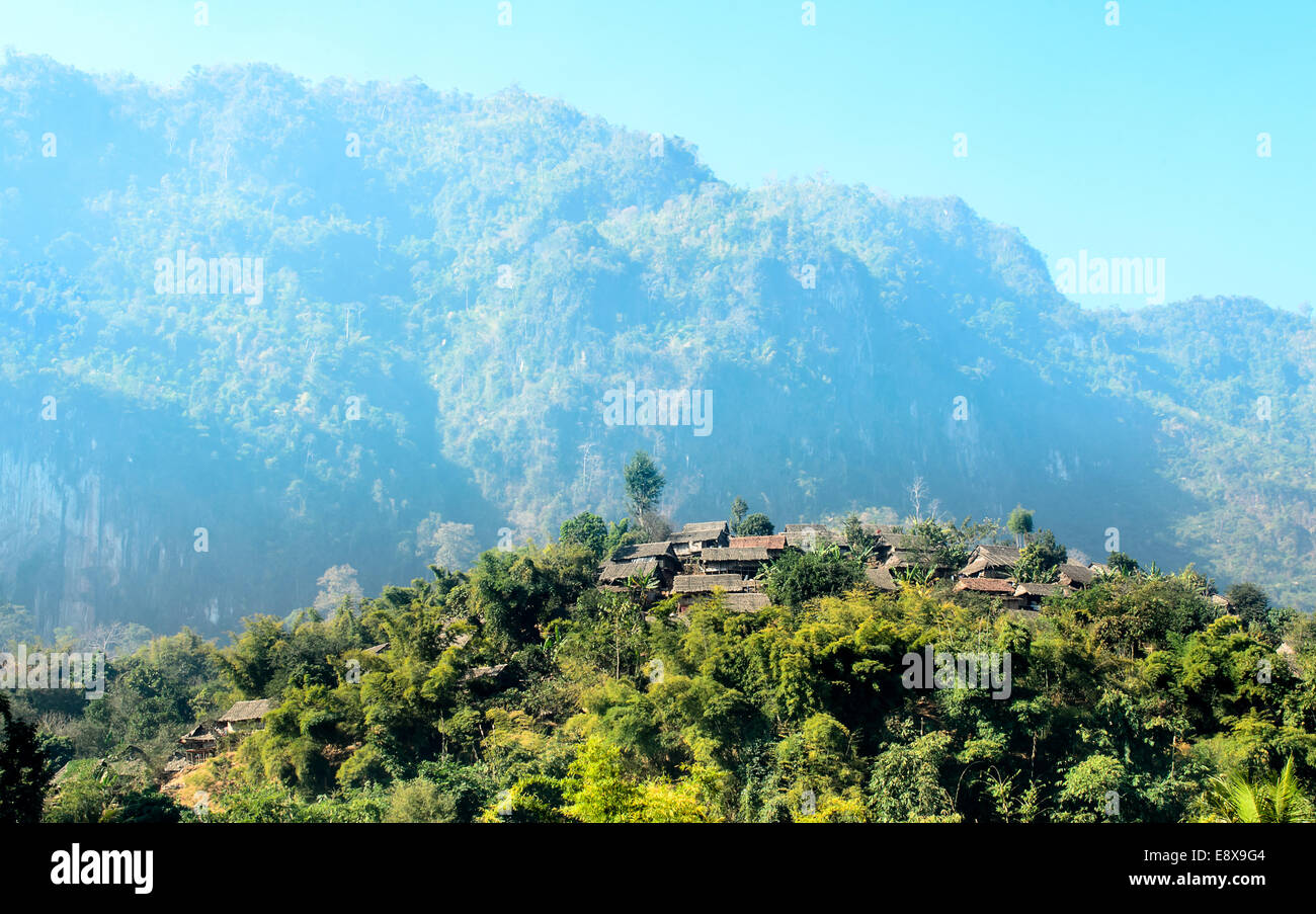 Der Flüchtling Haus aus Holz, Bambus und Leaf Dach in Flüchtlingslagern im Norden von Thailand. Stockfoto