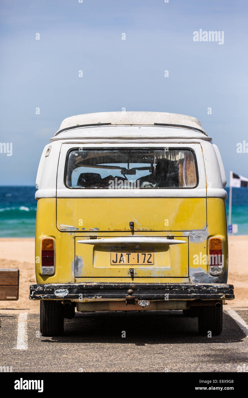 Eine alte 70er Jahre Volkswagen Wohnmobil fotografiert an einem australischen Strand abgestellt Stockfoto