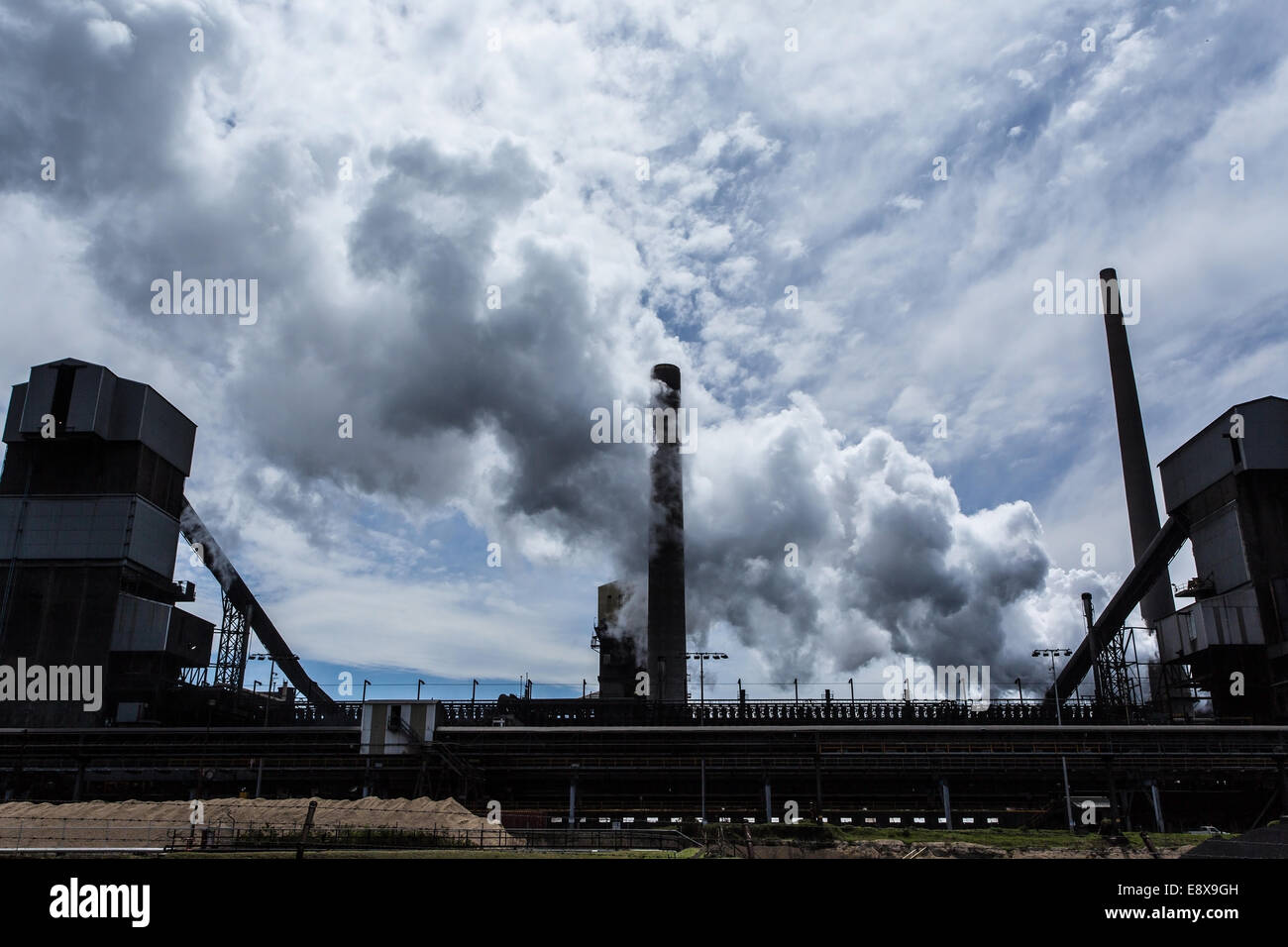 Ein Stahlwerk in Australien emittierende eine Wolke von Rauch oder Dampf Stockfoto