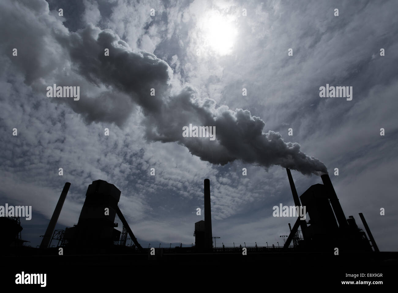 Ein Stahlwerk in Australien emittierende eine Wolke von Rauch oder Dampf Stockfoto