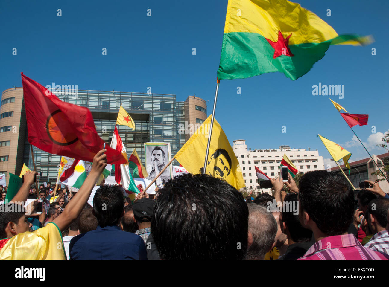Kurden Im Libanon Leben Manifestieren Um Kobani Gegen Den Is Zu Unterstutzen Stockfotografie Alamy