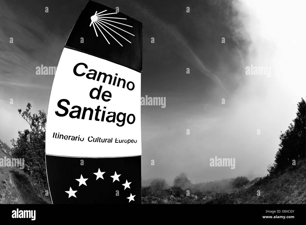 Spanien, Galicien: Signal des St. James Weg Weg Camino de Santiago in O Cebreiro in schwarz / weiß-version Stockfoto