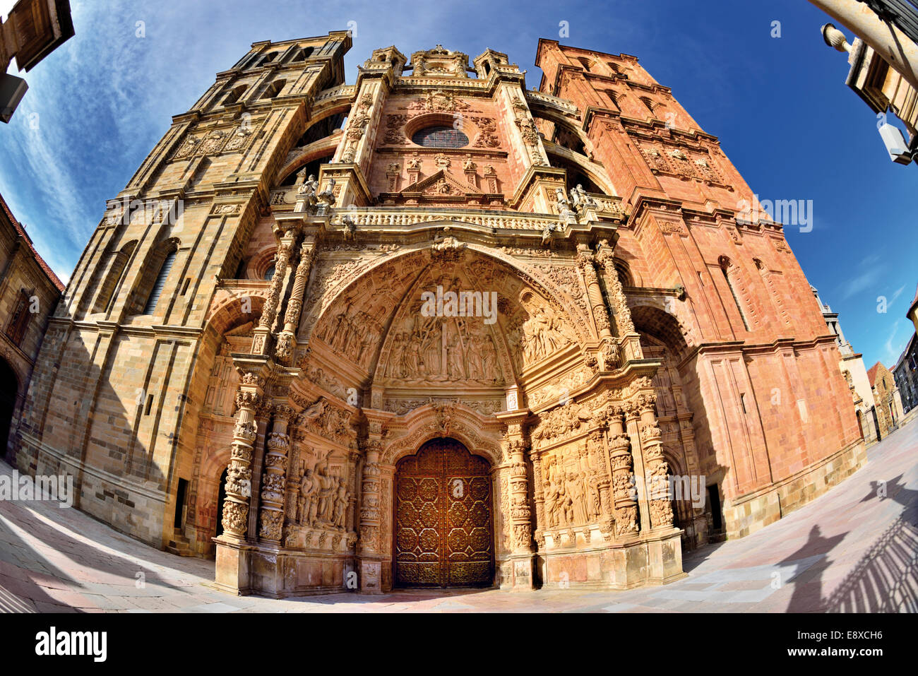 Spanien, Castilla-León: Fisheye Blick auf die Kathedrale Santa Maria von Astorga Stockfoto