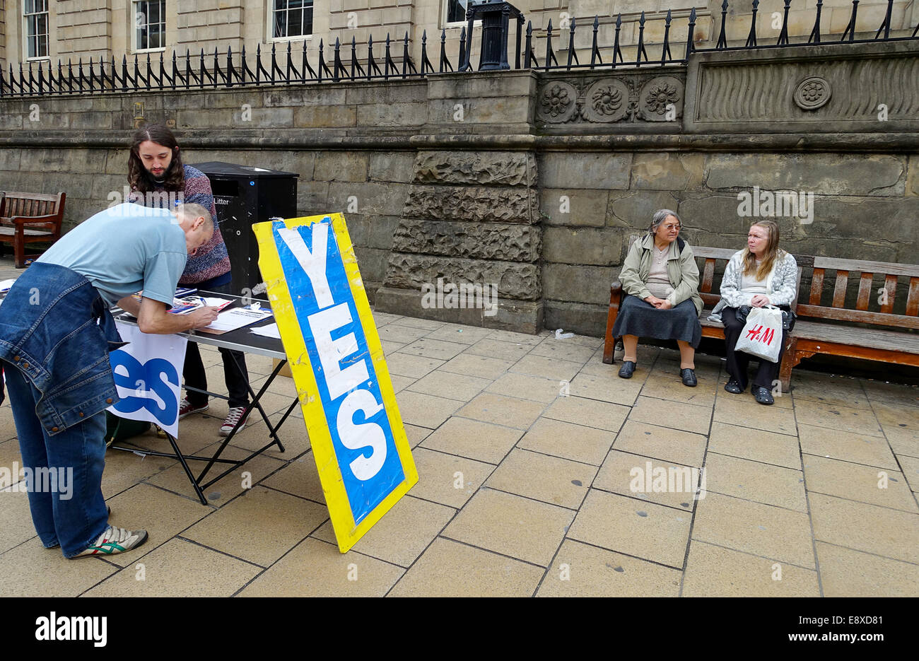Schottische Unabhängigkeit Referendum. Zwei Damen, die gerade auf Stockfoto