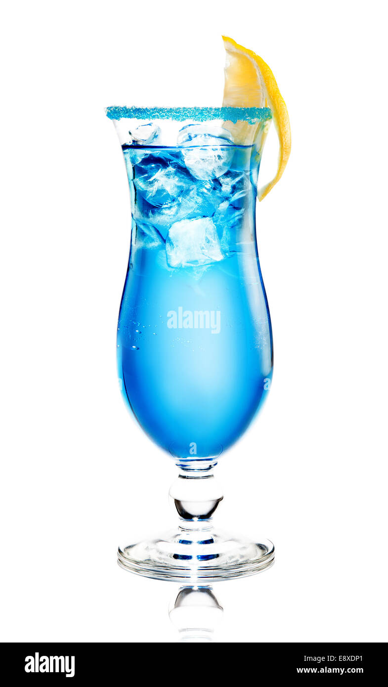 Alkoholfreien cocktail Blue Lagoon mit Eis auf einem weißen Hintergrund ...