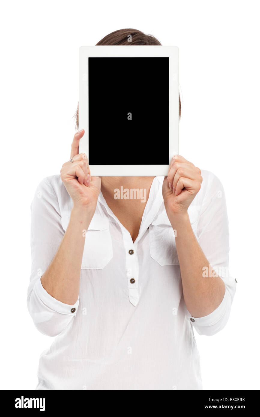 Nette Frau präsentiert eine digitale-Tablette vor ihr Gesicht, isoliert auf weiss Stockfoto