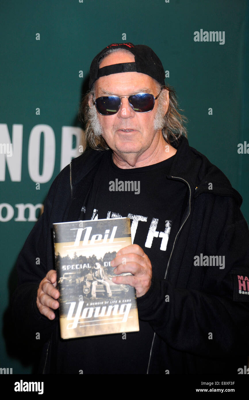 New York, USA. 14. Oktober 2014. Neil Young unterschreibt Exemplare seines neuen Buches "Special Deluxe: A Memoir Of Leben und Cars im Barnes & Noble, 5th Avenue am 14. Oktober 2014 in New York City/Picture Alliance Stockfoto