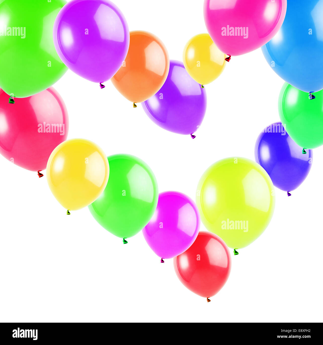 bunte Luftballons in Herzform, isoliert auf weiss Stockfoto