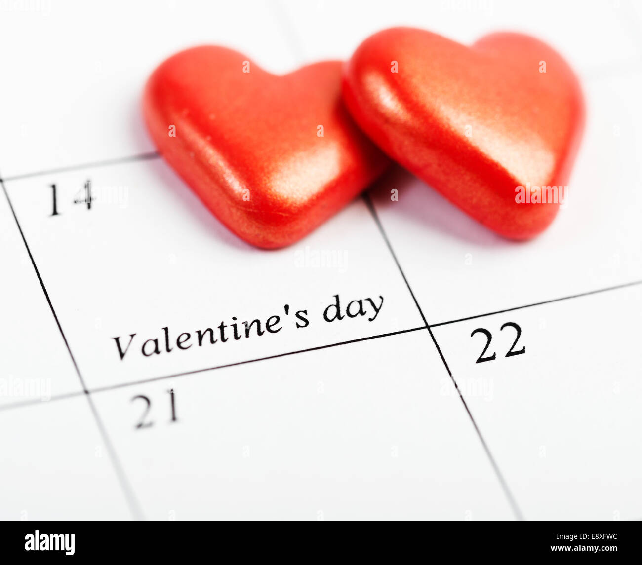 Kalenderblatt mit den roten Herzen von Saint Valentinstag 14. Februar. Stockfoto