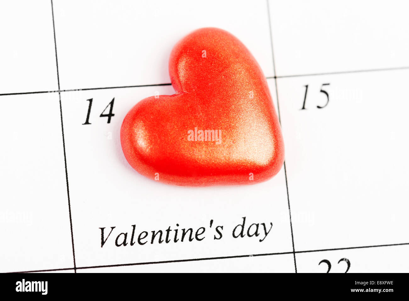 Kalenderblatt mit den roten Herzen von Saint Valentinstag 14. Februar. Stockfoto