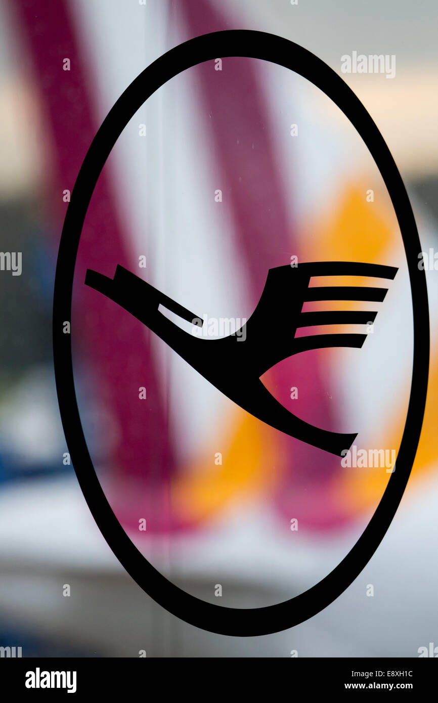 Köln, Deutschland. 16. Oktober 2014. Das Lufthansa-Logo abgebildet ist vor einem Germanwings-Flugzeug am Flughafen Köln/Bonn in Köln, 16. Oktober 2014. Die Piloten der Lufthansa-Tochter werden um 12:00 Uhr mittags bis Mitternacht streiken. © Dpa picture-Alliance/Alamy Live News Stockfoto