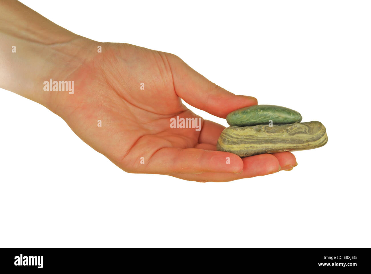 weibische Hand hält er einen runden flachen Stein Stockfoto