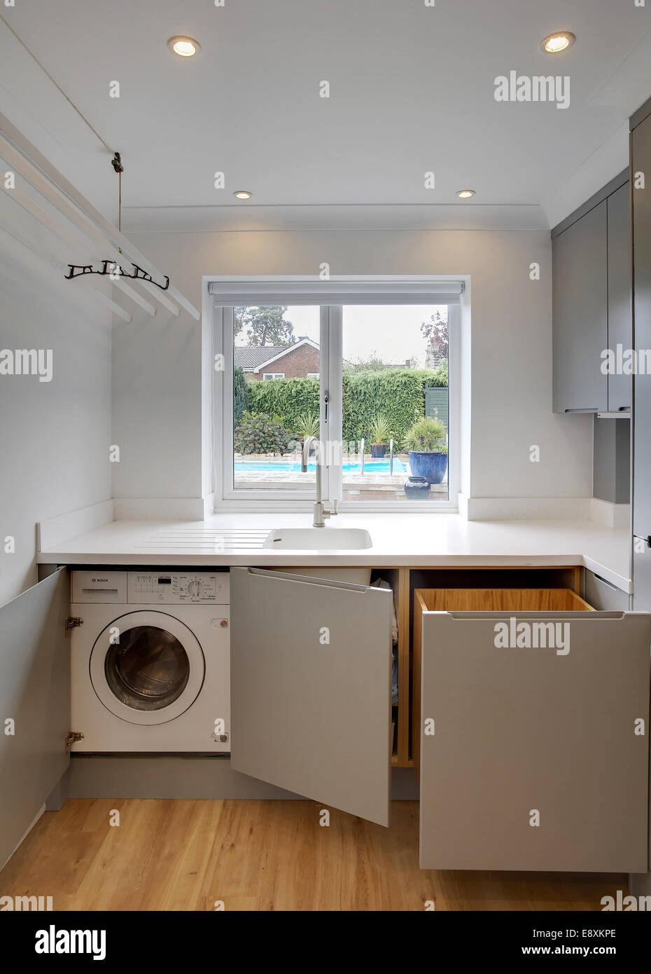 Ein Abstellraum in einem Haus im Vereinigten Königreich zeigt eine  Waschmaschine und Abfallbehälter Stockfotografie - Alamy