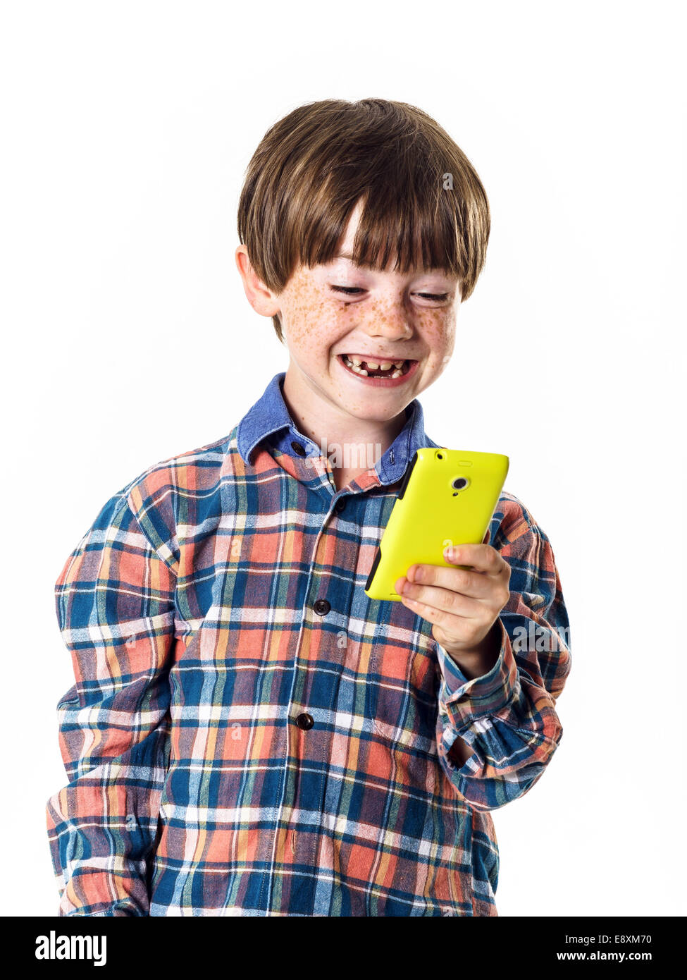 Rothaarige lustige junge mit gelben Handy, Vorschüler Stockfoto
