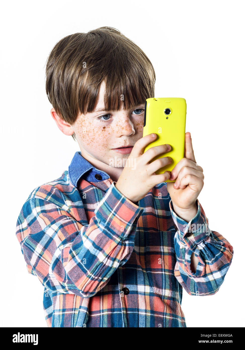 Rothaarige lustige junge mit gelben Handy, Vorschüler Stockfoto