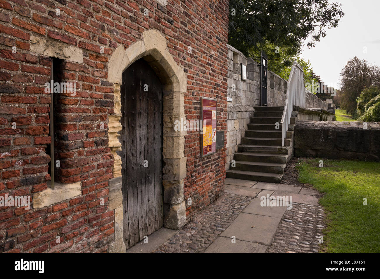Bogeneingang & Tür des mittelalterlichen Roten Turms (historische rote Ziegelsteine) & Schritte zu alten Stadtmauern - malerische York, North Yorkshire, England, Großbritannien. Stockfoto