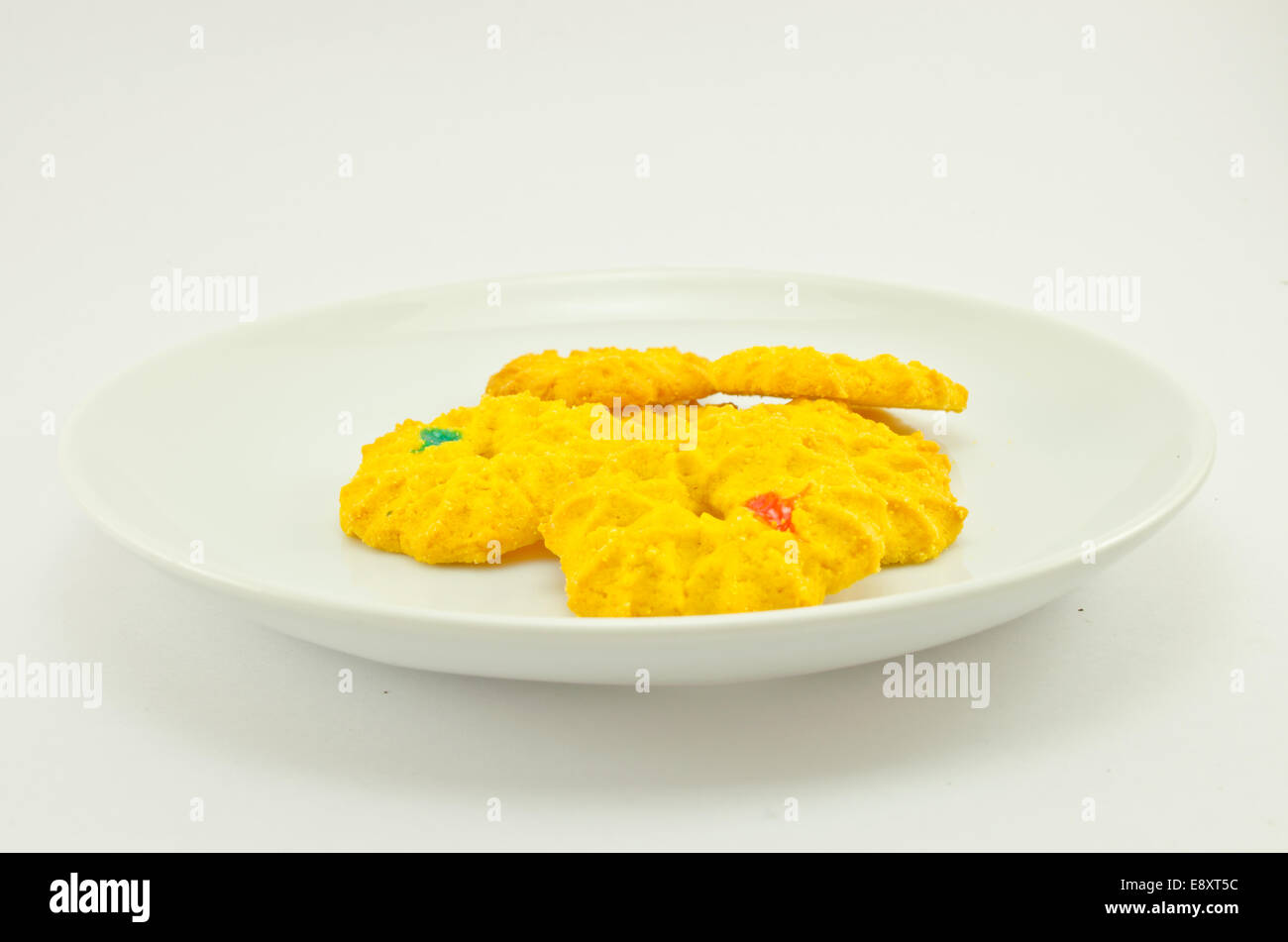 braune Cookies auf weißen Teller Stockfoto