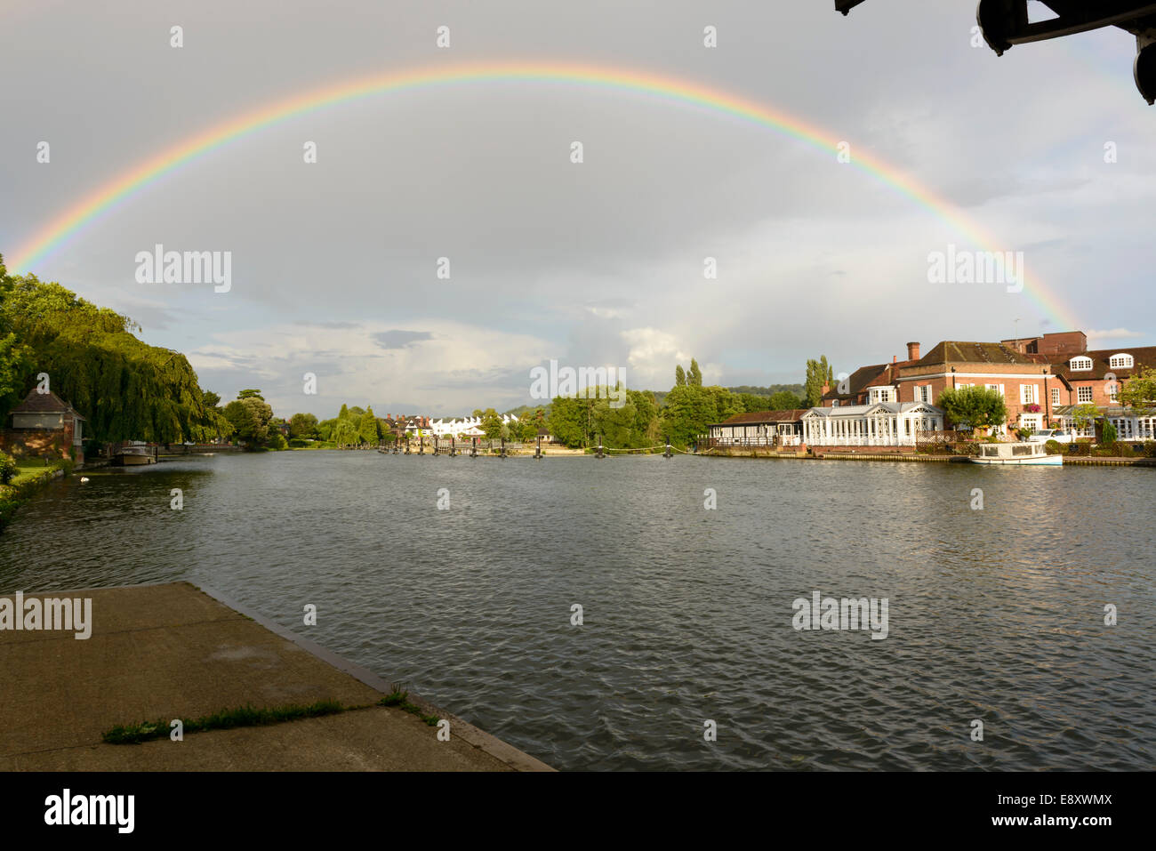 Regenbogen über der Themse, Marlow Sonne scheint nach Regen auf Themse und erleuchtet einen großen Regenbogen Stockfoto