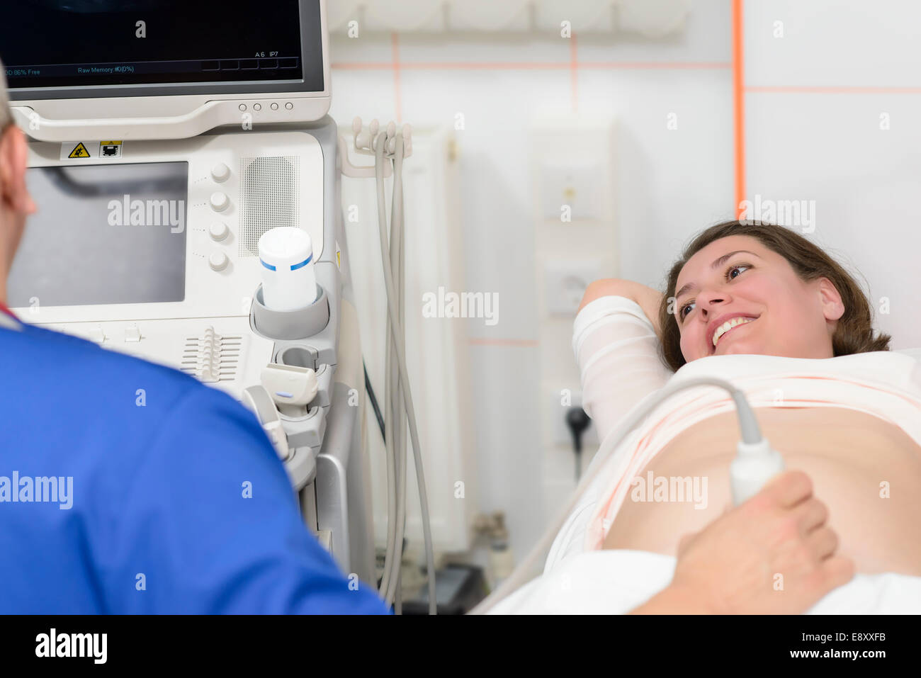Arzt tun 3d Ultraschall am Bauch der schwangeren Frau in Klinik Stockfoto