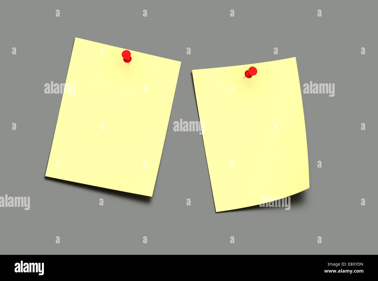 Post-It auf grauem Hintergrund isoliert Stockfoto