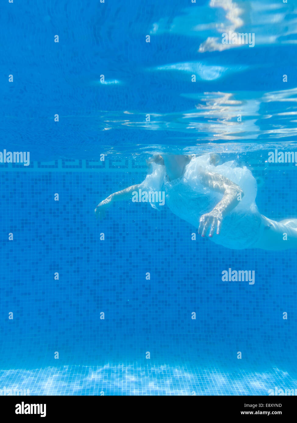 Frau, Schwimmen in einem Schwimmbad Stockfoto