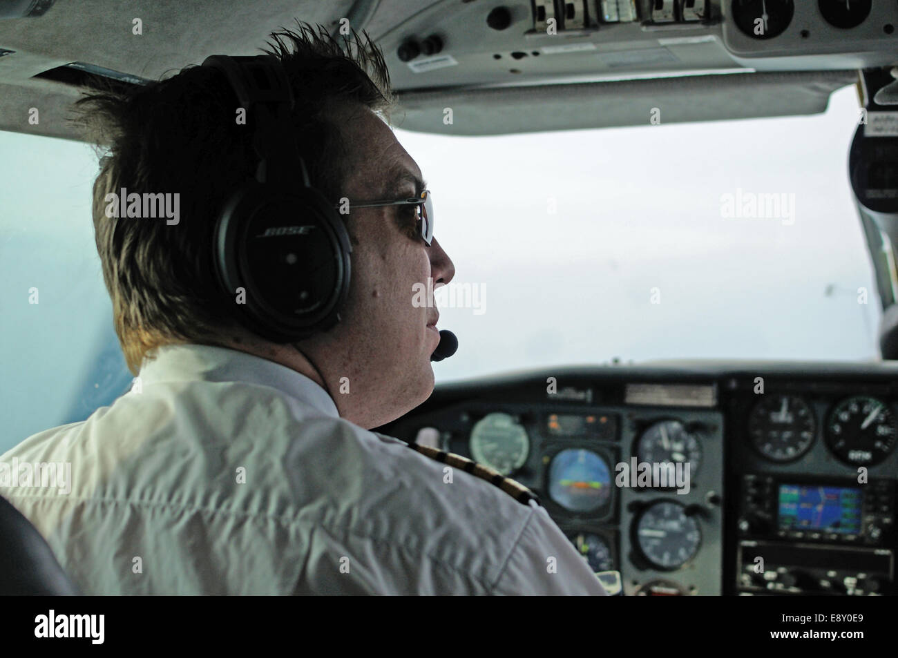 Ein Pilot am Steuer einer Piper Häuptling zweimotorige Flugzeuge Stockfoto
