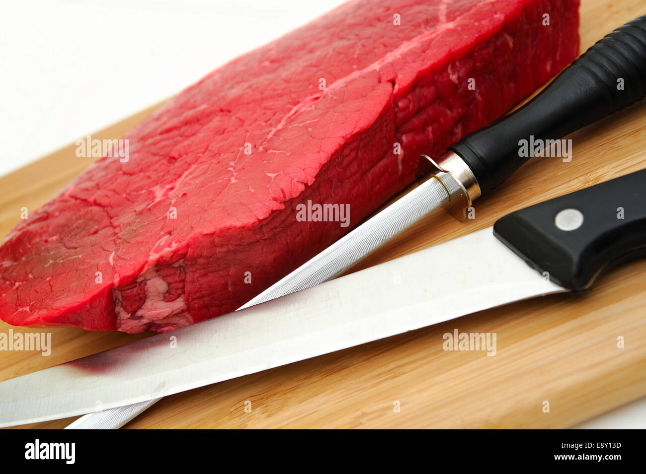 Rohes Steak ein Messer Stockfoto