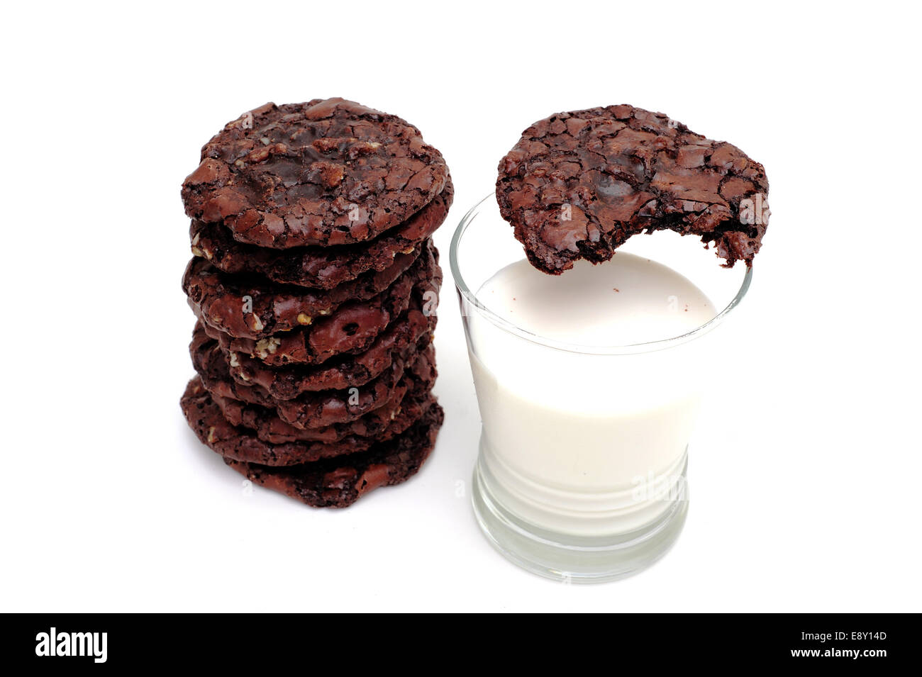 Schokoladen-Cookies und Milch Stockfoto