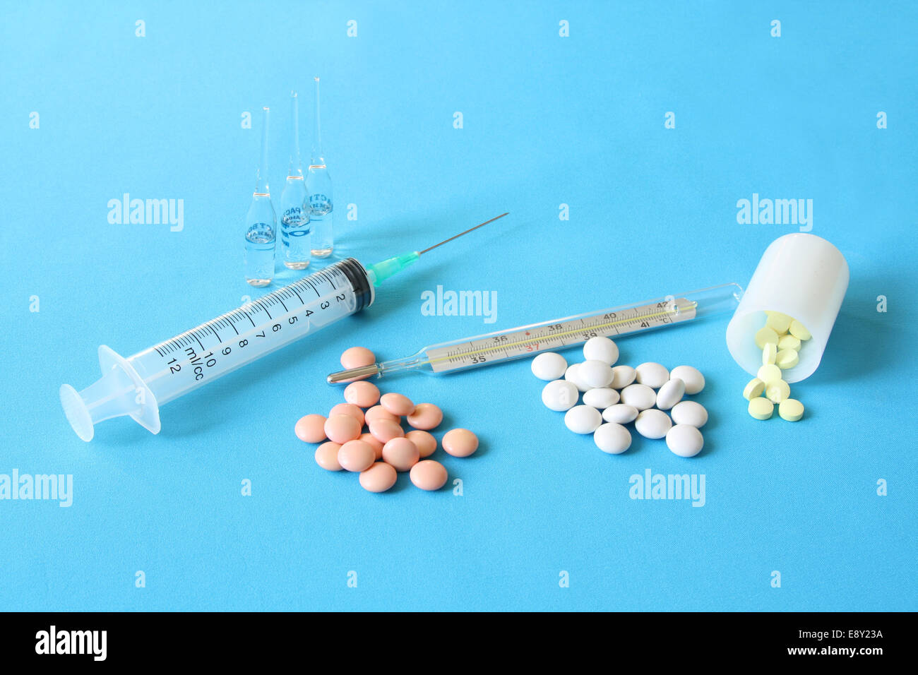 Medikamente, Apotheke Pillen, Spritze, thermometer Stockfoto