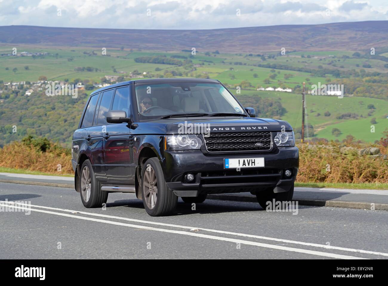 Ein Range Rover fahren Sie mit einem Moor in West Yorkshire Stockfoto