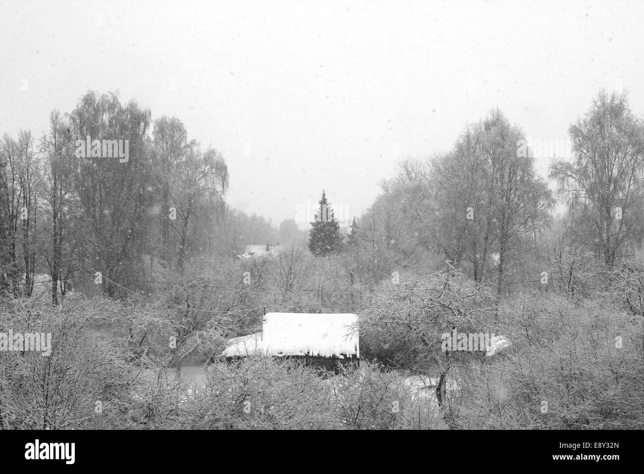 Dorf im Winter Schneefall Stockfoto