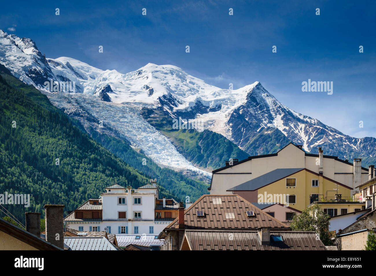 Mont Blanc über den Dächern von Chamonix, Französische Alpen, Savoyen, Frankreich, Europa mit der Glacier des Bossons Stockfoto