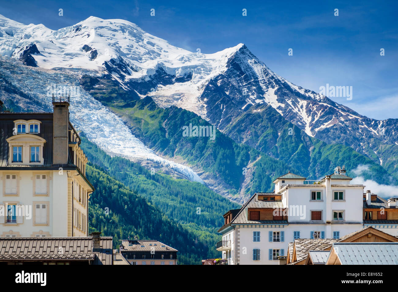 Chamonix, Französische Alpen im Sommer, Frankreich - Glacier des Bossons und Mont Blanc Gipfel über den Dächern Stockfoto