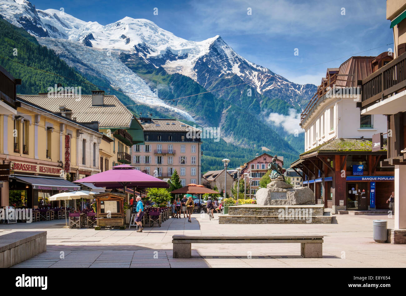 Mont Blanc über Stadtzentrum von Chamonix, Französische Alpen, Frankreich im Sommer Stockfoto