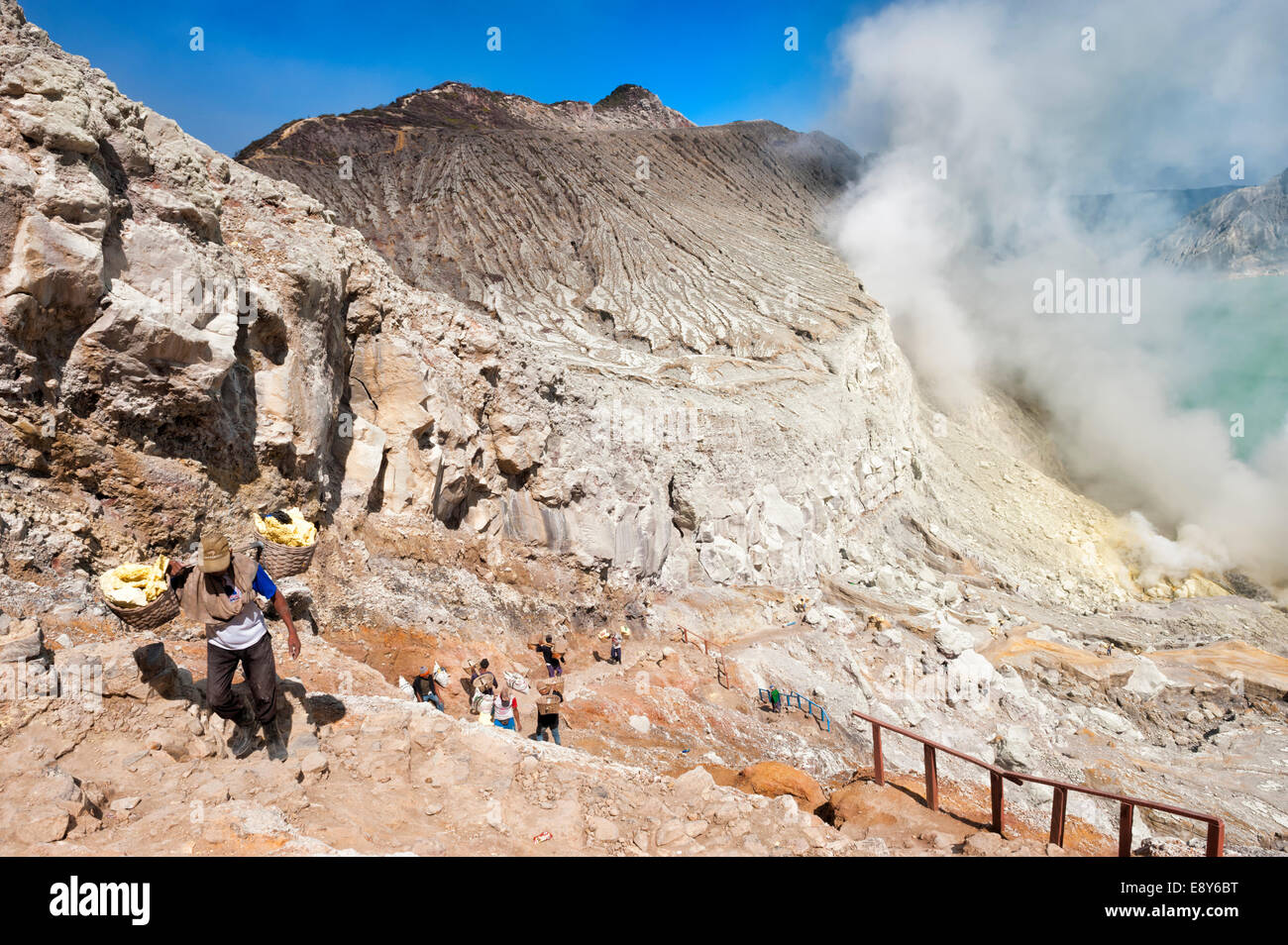 Schwefel Träger klettern aus Kawah Ijen Vulkan (Ijen Krater), Banyuwangi, Ost-Java, Indonesien, Asien Stockfoto